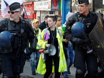 "Желтые жилеты" бьют новые антирекорды: на протесты во Франции вышло 7 тысяч человек