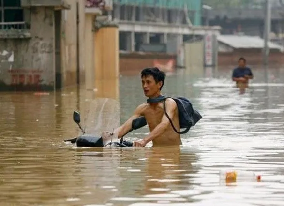 В Китае из-за наводнений эвакуировали десятки тысяч людей