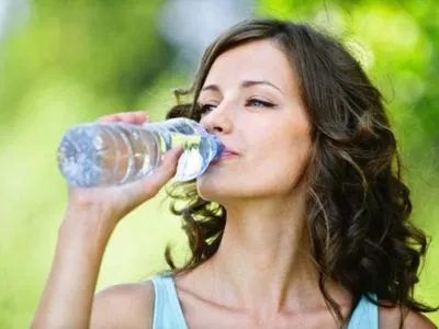 Медик порадив, як правильно пити воду для уникнення наслідків спеки