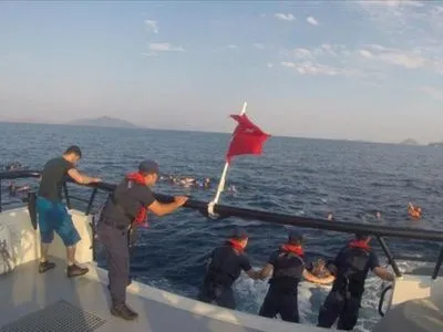Кількість загиблих мігрантів, човен яких затонув біля берегів Туреччини, збільшилась до 12