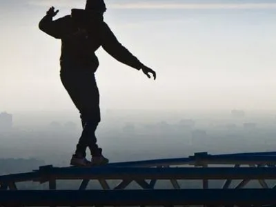 Чоловік стрибнув із мосту в Києві: з'явилися нові подробиці