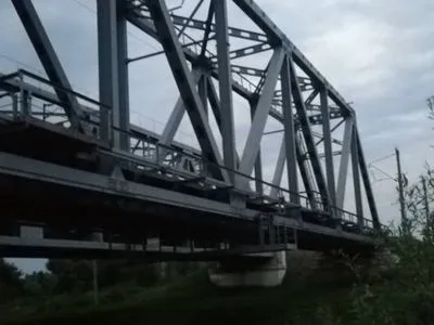 У Києві чоловік зістрибнув з мосту на проїжджу частину
