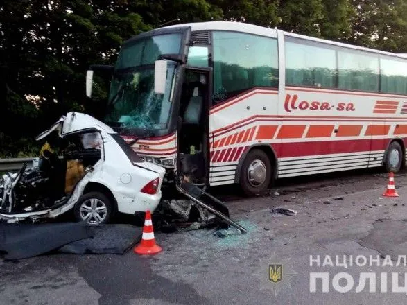 Иномарка влетела в автобус с пассажирами, водитель погиб