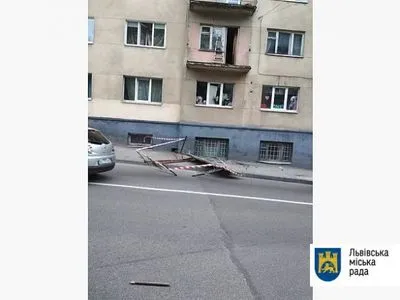 У Львові чоловік впав з балкону