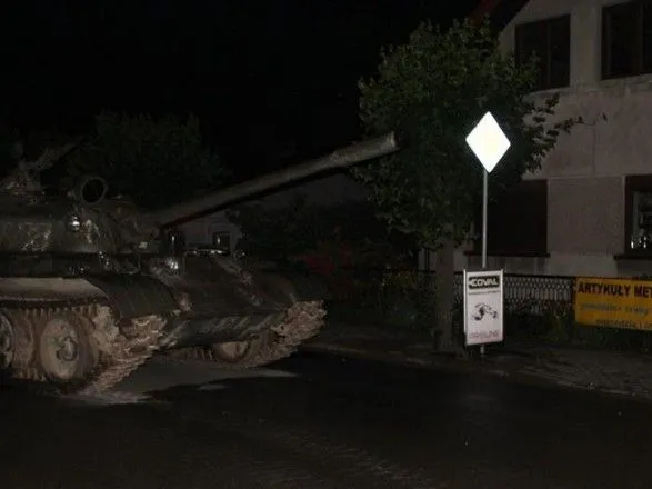 В Польше пьяный мужчина катался по городу на советском танке