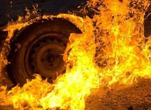 Автівка з пасажирами загорілася на ходу у Сумській області