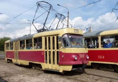 Пасажир без квитка вдарив кондуктора трамвая каменем по голові