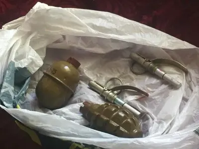 На Дніпропетровщині у чоловіка поліція вилучила гранатомет та дві гранати з запалами