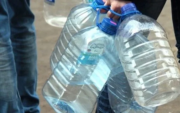 В Донецкой области выдают воду по 40 литров в одни руки