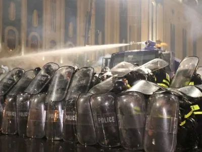 Участники протестов в Тбилиси начали строить баррикады