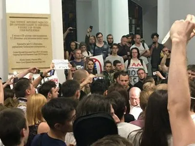 Ректор КНУ Губерський прибув до протестуючих студентів