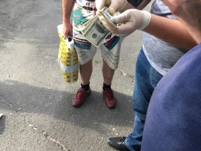 В Киеве следователя прокуратуры задержали на взятке в 5 тыс. долларов