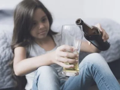 В ЮНИСЕФ рассказали, когда украинские подростки начинают употреблять алкоголь