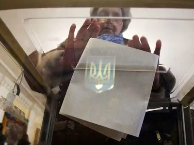 Майже 50% українців планує голосувати за "Слугу народу" на виборах до Ради