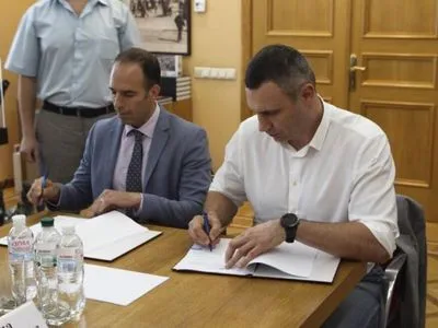 Кличко підписав угоду з IFC щодо розвитку швидкісного транспортного коридору на Троєщину