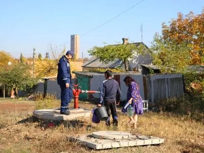 В Донецкой области спасатели подвезли воду в города где сейчас приостановлено водоснабжение