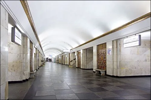 Станцію метро у центрі Києва закрили через "мінування"