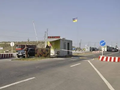 На пунктах пропуску на Донбасі у чергах застрягли понад 230 авто