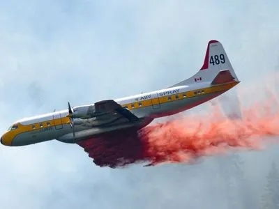 Пожарный самолет совершил жесткую посадку в Канаде