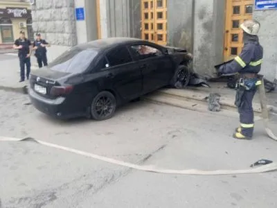 В Харькове легковушка влетела в здание городского совета