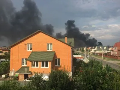 В Киевской области возле заправки загорелись ангары - очевидцы