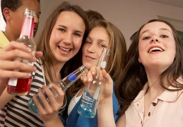 Каждый пятый украинский подросток употребляет алкоголь раз в месяц - опрос