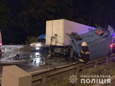 У ДТП з вантажівками на в'їзді у Київ загинув один водій