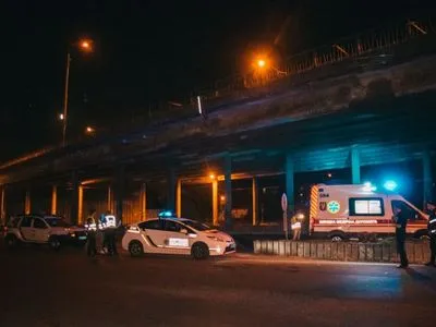 Вночі невідомий здійснив суїцид, зістрибнувши зі шляхопроводу в Києві