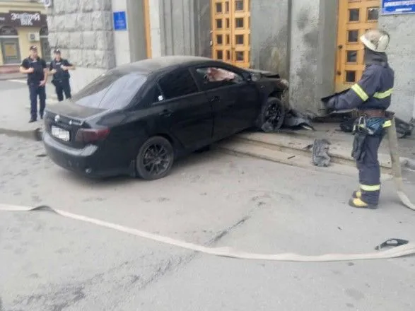 Водій авто, яке врізалось в будівлю Харківської мерії, ймовірно був на підпитку