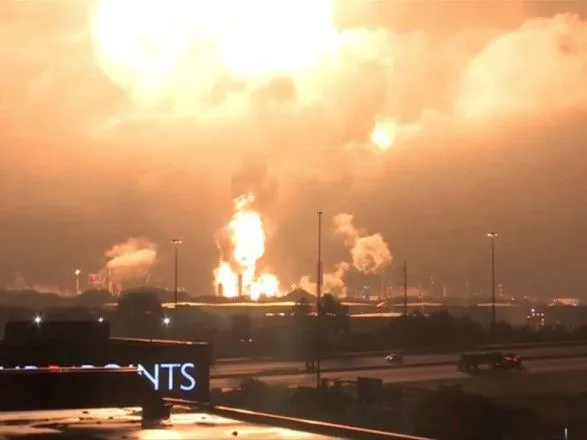 На восточном побережье США горит крупный нефтеперерабатывающий завод