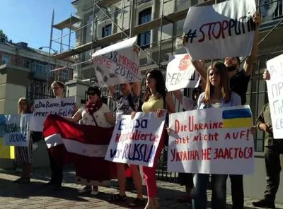 В Киеве пикетировали посольства стран, которые поддержали возвращение России в ПАСЕ