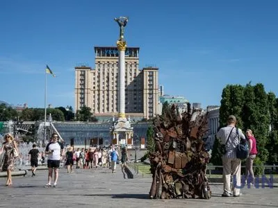 У центрі Києва з'явився Залізний трон