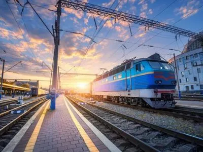"Укрзалізниця" призначила чотири додаткові поїзди на святкові та вихідні дні