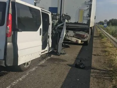 Микроавтобус влетел в грузовик на Одесской трассе, семь пострадавших