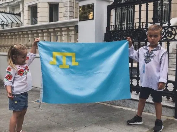 Украинские дипломаты в разных странах подняли крымскотатарский флаг