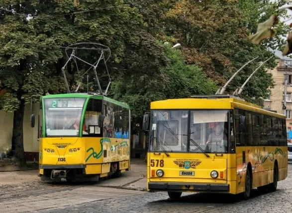 u-lvivskomu-troleybusi-travmuvalasya-pasazhirka