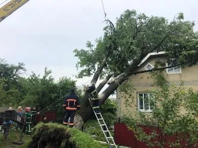 В Ивано-Франковской области непогода повредила 15 жилых и 10 административных зданий