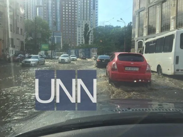Непогода превратила улицы столицы в реки: "плавали" и пешеходы, и автомобили