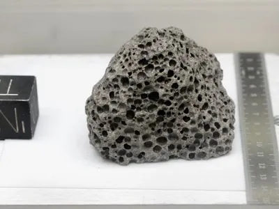 В NASA показали камни, собранные во время первых высадок на Луну