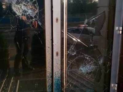 В Харькове разбили стекло в дверях приемной нардепа