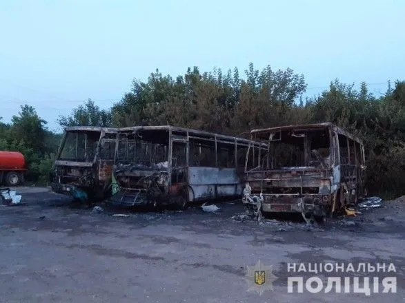 Неподалеку от Киева подожгли три автобуса