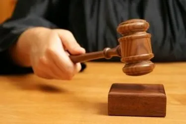 Суд відправив під домашній арешт двох підозрюваних у побитті телеоператора у Харкові