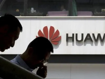 Працівники Huawei тісно співпрацювали з китайськими військовими - Bloomberg