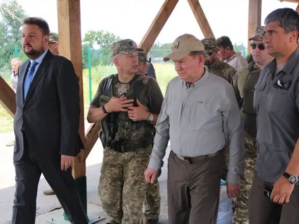 Кучма и командующий ООС проверили процесс разведения сил в Станице Луганской