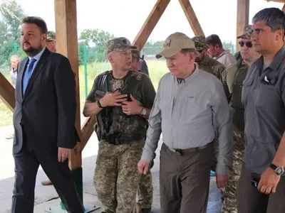 Кучма и командующий ООС проверили процесс разведения сил в Станице Луганской