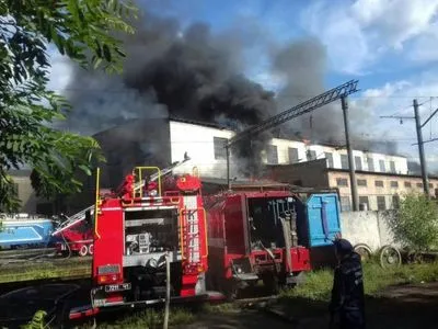 К тушению пожара возле львовского вокзала привлекли более ста спасателей