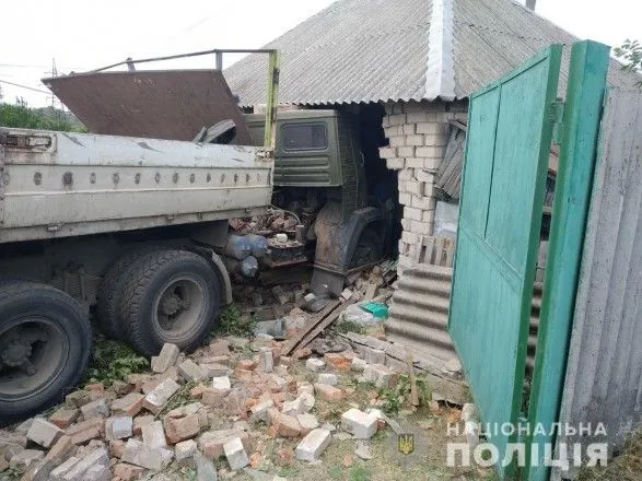 "КамАЗ" врізався у житловий будинок на Харківщині