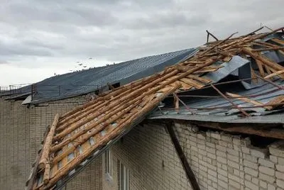 Негода пошкодила дахи двох шкіл на Вінничині