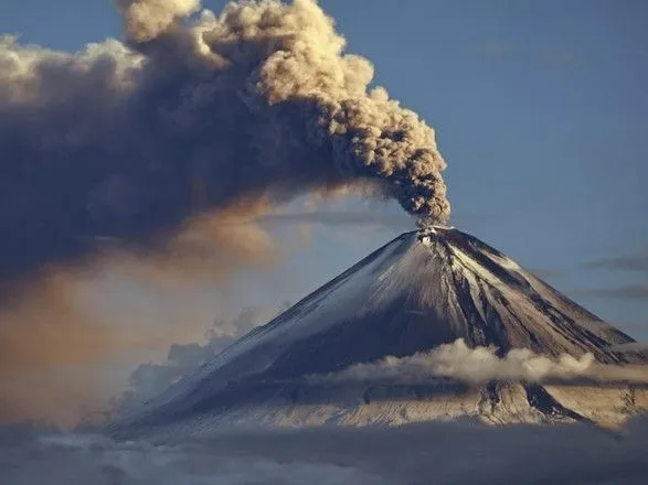Вулкан в Мехико выбросил столб пепла высотой более километра