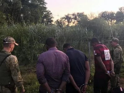 На границе с Польшей задержали нелегалов с Коморских островов